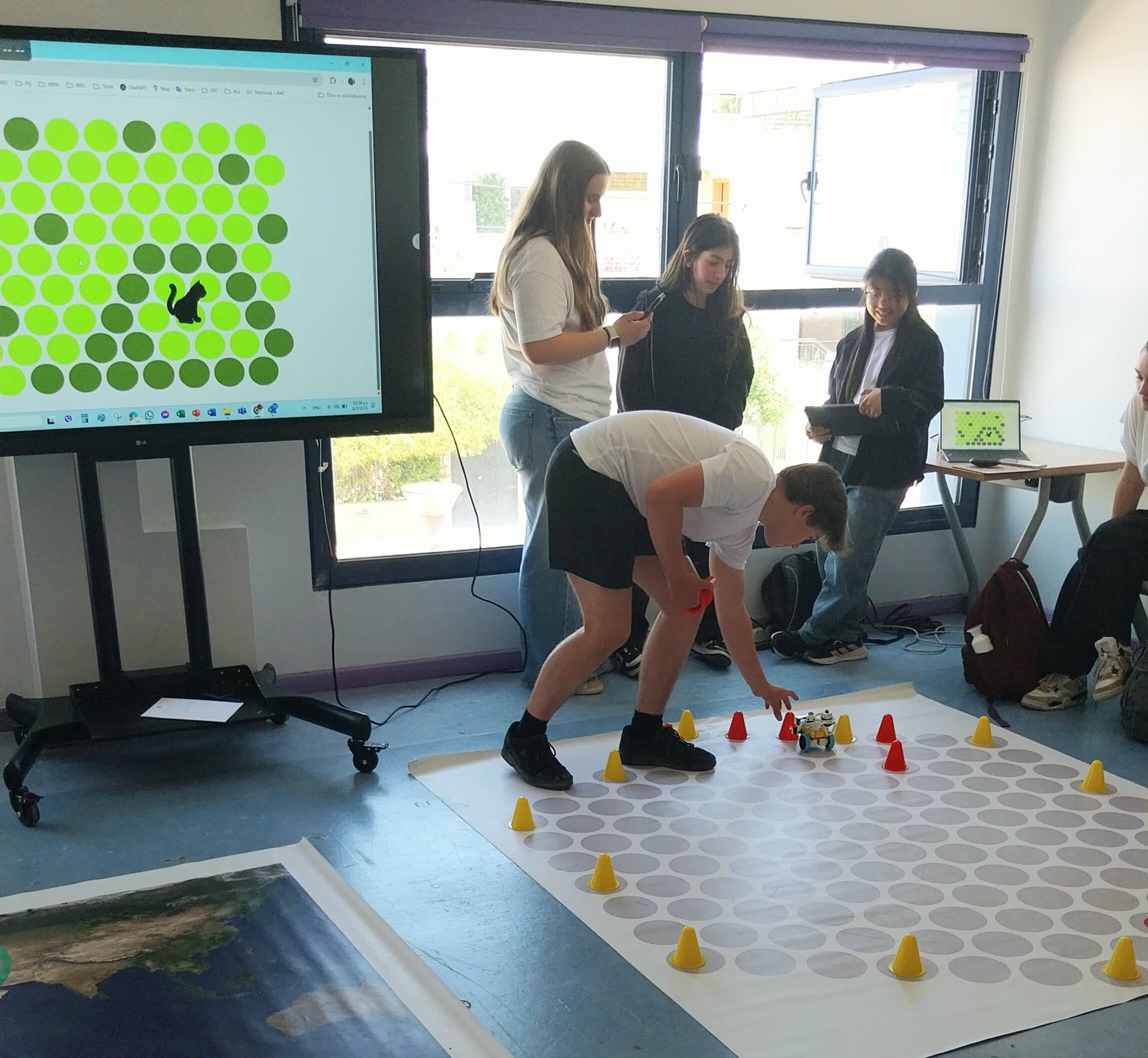Leerlingen werken praktisch in een atelier